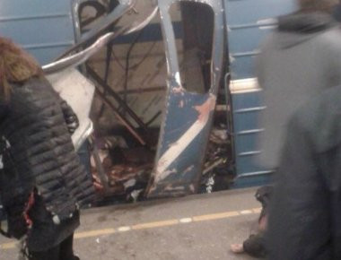 Νέο σοκαριστικό βίντεο λίγα δευτερόλεπτα μετά την έκρηξη στο μετρό της Αγ.Πετρούπολης (βίντεο)